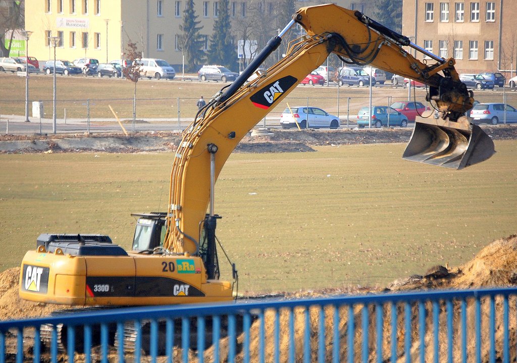 Ein m�chtiger CAT 330D L Raupenbagger der Fa. BRB ist am 28.02.11 in Berlin Adlershof neben dem S-Bhf. t�tig.