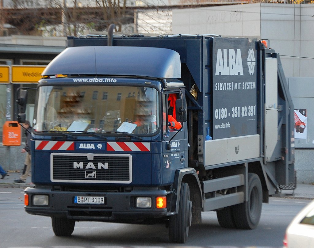 Ein MAN 18.222 M�llentsorgungsfahrzeug der Fa. ALBA, 19.11.09 Berlin-Pankow.