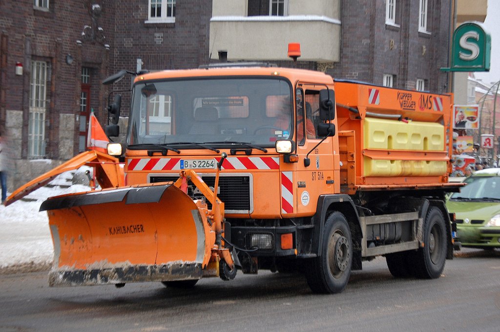 Ein MAN 18.232 Streu- und R�umfahrzeug im Winterdienst der Berliner Stadtreinigung (BSR Nr. ST 514) mit Streusiloaufsatz der Fa. K�PPER WEISSER IMS, 22.12.10 Berlin-Pankow.