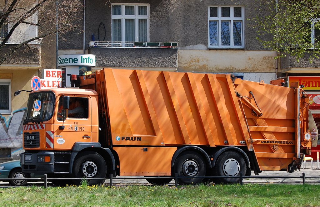 Ein MAN 25.264 mit FAUN M�llpresse der Berliner Stadtreinigungsbetriebe (BSR Nr. FN 190), Sommer 2009 Berlin-Pankow.