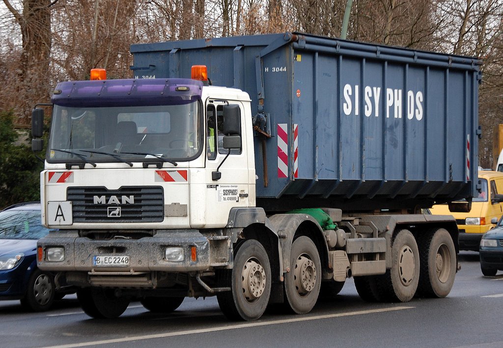 Ein MAN 35.414 Abrollkipper der Entsorgungsfirma SISYPHOS aus Berlin, 19.01.11 Berlin-Pankow.