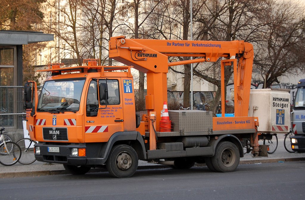 Ein MAN 8.113 mir Arbeitb�hne von RUTHMANN der Fa. BSG aus Berlin, 30.11.10 Berlin-Pankow.