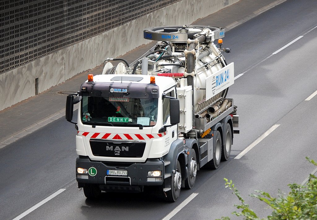 Ein MAN Abwasser- und Entw�sserungsfahrzeug der Fa. RUN 24, 02.09.10 Berliner Stadtautobahn H�he Kaiserdamm.