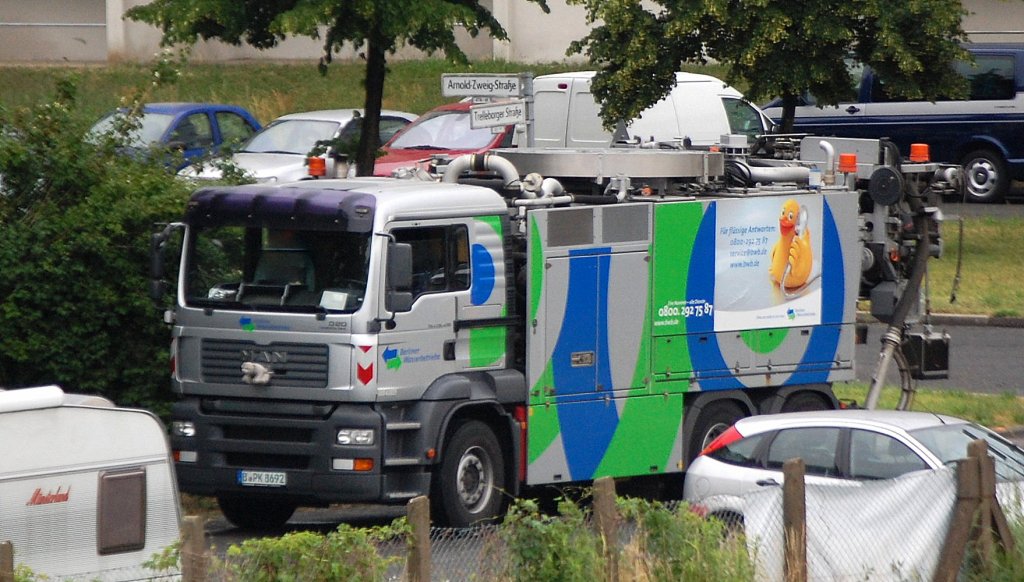 Ein MAN Abwasserreinigungsfahrzeug der Berliner Wasserbetriebe am 20.06.12 Berlin-Pankow.
