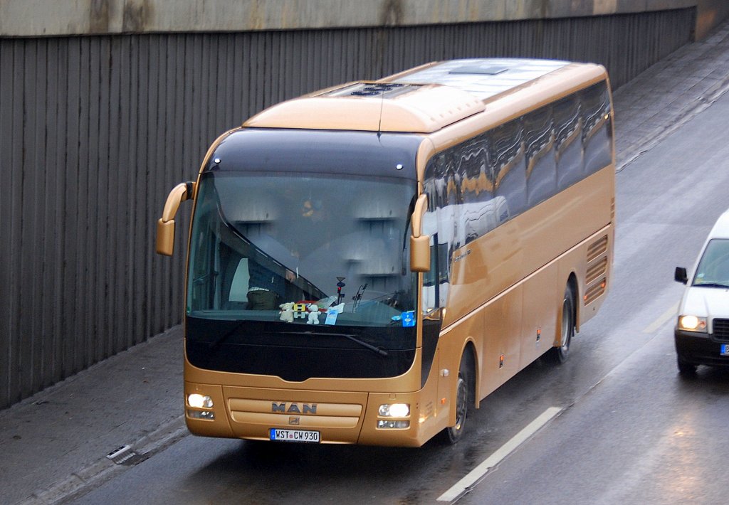 Ein MAN Lion&acute;s Coach Reisebus in goldener Lackierung, 24.01.11 Berliner Stadtautobahn H�he Knobelsdorffbr�cke. 