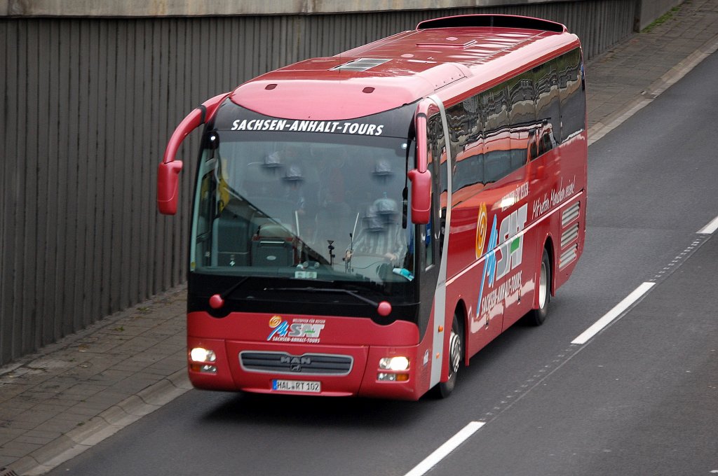 Ein MAN Lion&acute;s Coach vom Veranstalter Sachsen-Anhalt-Tours, 22.10.10 Berliner Stadtautobahn H�he Kaiserdamm.