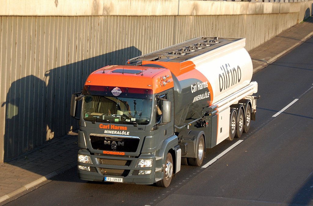 Ein MAN Sattelzug mit Tankauflieger der Fa. Carl Harms MINERAL�LE - oilfino, 18.10.10 Berliner Stadtautobahn H�he Knobelsdorffstr. 