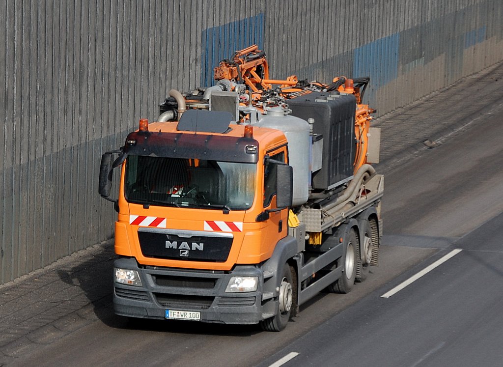 Ein MAN Spezial-LKW (Abwasserentsorgung?), 22.02.10 Berliner Stadtautobahn H�he Knobelsdorffstr.