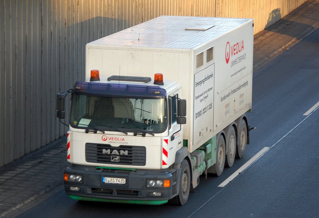 Ein MAN Spezialentsorgungsfahrzeug der Fa. VEOLIA UMWELTSERVICE, 10.01.11 Berliner Stadtautobahn H�he Knobelsdorffstr.