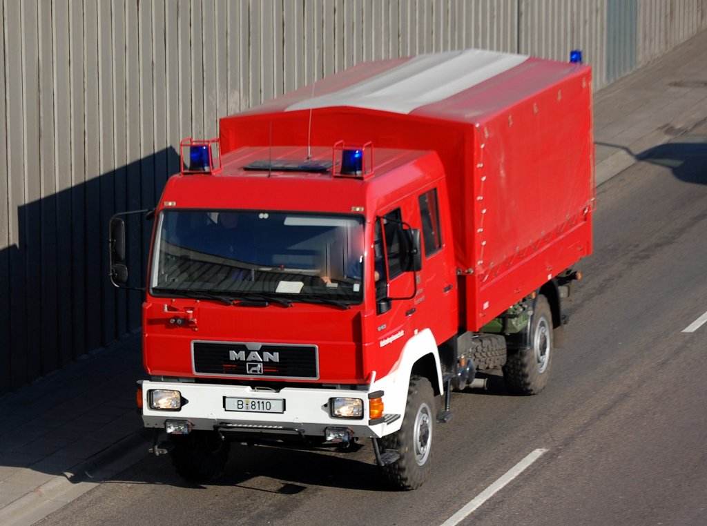 Ein MAN Spezialfahrzeug der Berliner Feuerwehr ist der Dekon P der zusammen mit Fahrzeugen des DRK im ABC-Dienst der Stadt im Katastrophenfalle zum Einsatz kommt aber auch bei den allt�glichen Unf�llen mit chemischen und biologischen Stoffen zum Einsatz kommt, 03.04.09 Berliner Stadtautobahn H�he Knobelsdorffstr.