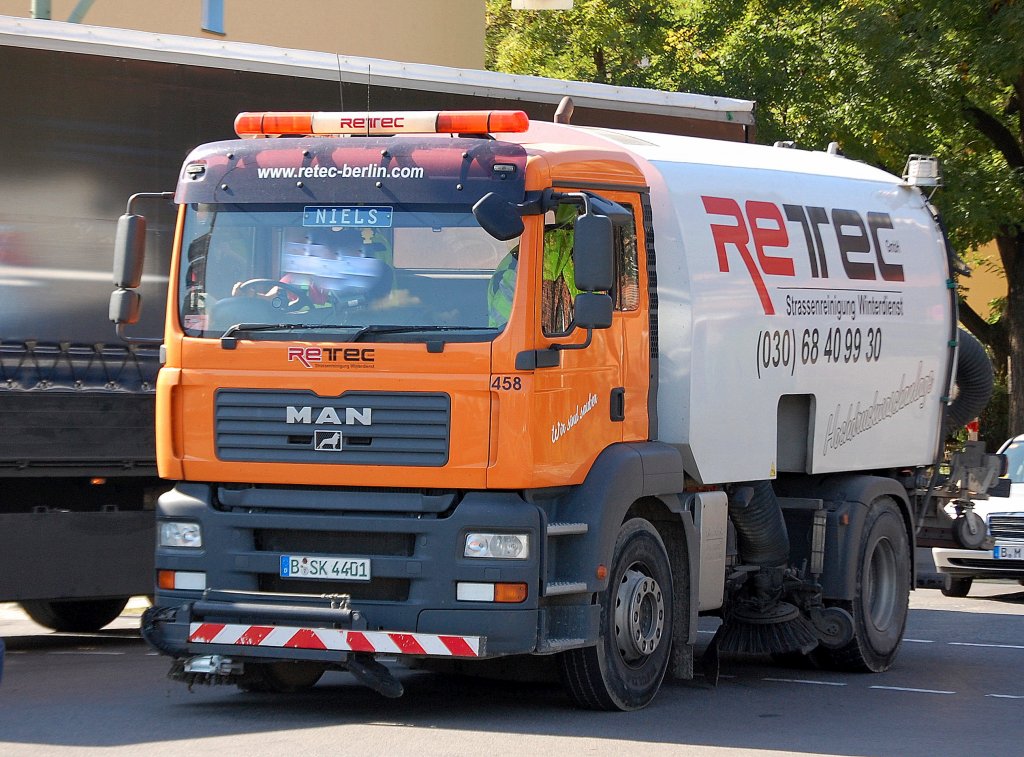 Ein MAN Stra�enkehrfahrzeug der Fa. RETEC, 22.09.10 Berlin-Knobelsdorffstr.