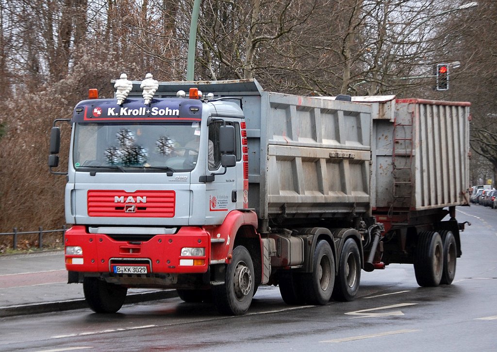 Ein MAN TGA 26.430 hochwandiger Kipper + H�nger der Fa.K.Kroll+Sohn, 04.02.11 Berlin-Pankow.