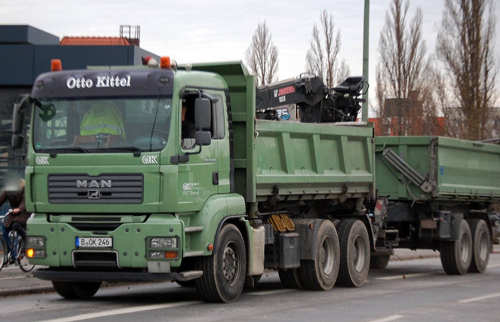 Ein MAN TGA 33.440 Baukipper mit Kranaufsatz + H�nger der Fa. Otto Kittel, 27.11.12 Berlin-Beusselbr�cke.