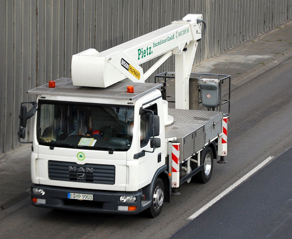 Ein MAN TGL 8.180 mit BISON/PALFINGER Arbeitsb�hne der Fa. PIETZ, 28.08.09 Berliner Stadtautobahn H�he Knobelsdorffstr. 