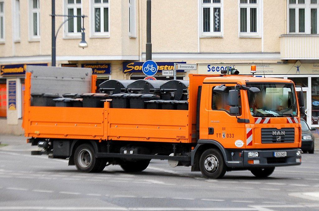 Ein MAN TGL 8.190 Transport-LKW der Berliner Stadtreinigung (TT 033)  liefert bzw. tauscht Rollm�llcontainer in Berlin aus, 22.05.09 Berlin-Pankow.