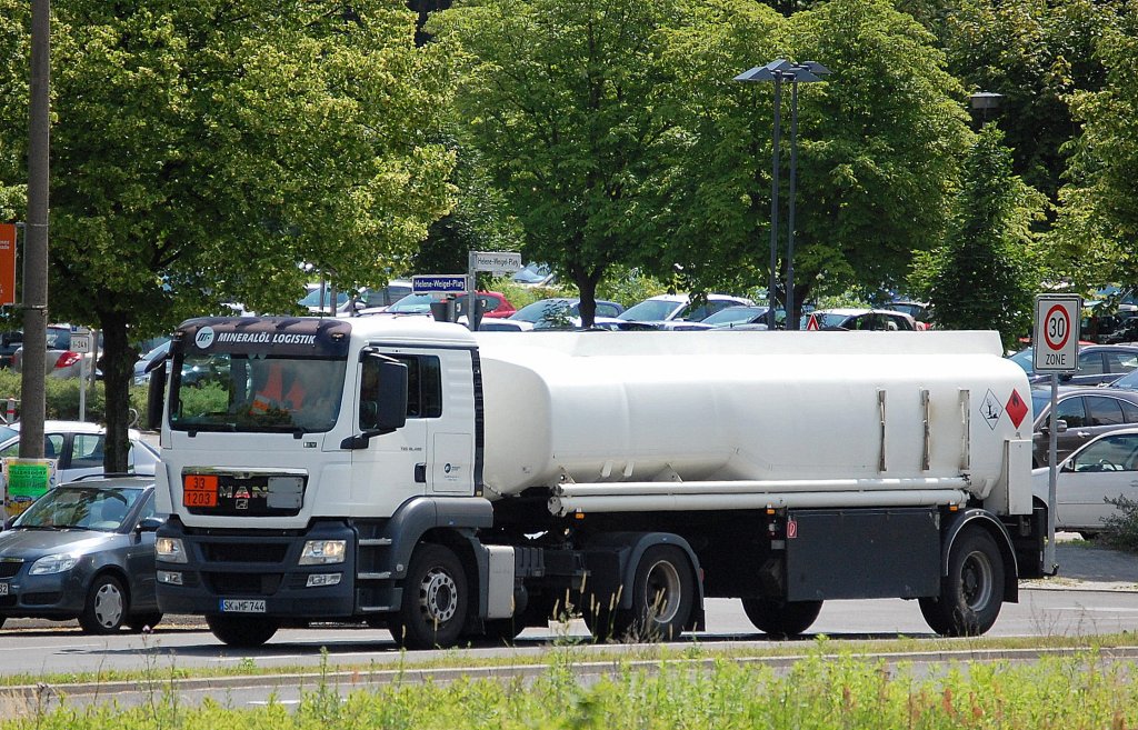 Ein MAN TGS 18.400 Tanksattelzug (Benzinbef�llung) der Fa. ITT Mineral�l Logistik, 27.06.13 Berlin-Marzahn.