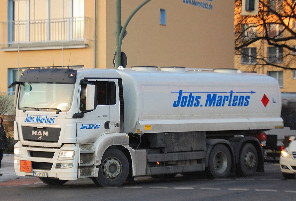 Ein MAN TGS 26.360 Tanklaster der Fa. Johs.Martens lt. Gefahrstofftafel (33/1203) f�r Bezintransporte, 10.01.11 Berlin-Knobelsdorffstr.