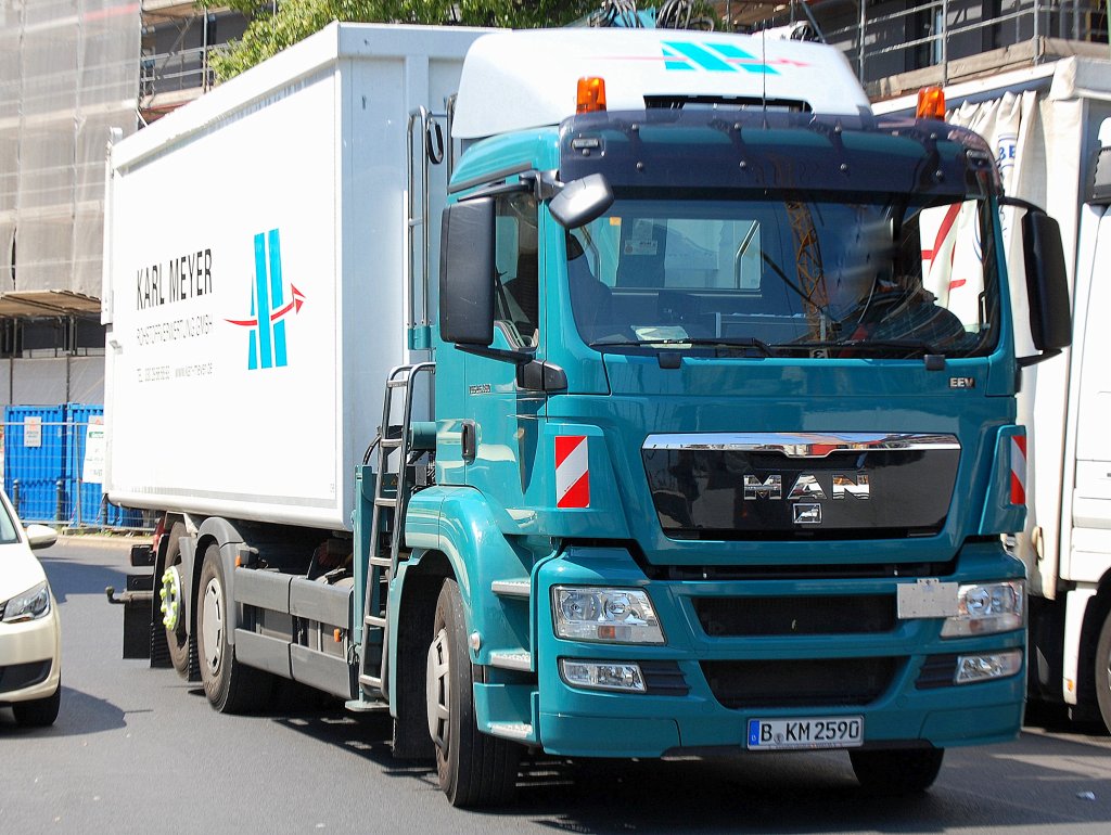 Ein MAN TGS 26.360 Wechselbeh�lter-Tr�ger mit Spezialaufsatz f�r Rohstoffverwertung der Fa. KARL MEYER, 18.06.12 Berlin-Pankow.