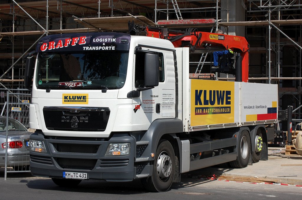 Ein MAN TGS 26.440 mit Ladefl�che mit Pritschenumrandung f�r Baustoffe mit Aufsatzkran PALFINGER Typ PK 21001 L der Fa. GRAFFE f�r die Baustofffirma KLUWE t�tig, 19.06.12 Berlin-Pankow.
