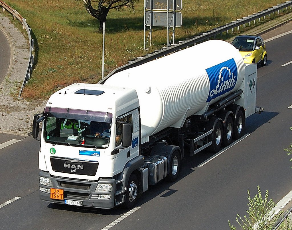 Ein MAN TGS Gasdruckkesselsattelzug mit K�hlaggregat der Fa. Linde mit lt Gefahrstofftafel 22/1951 mit dem Edelgas Argon als Bef�llung unterwegs, 18.09.12 Berl. Stadtautobahn H�he ICC.