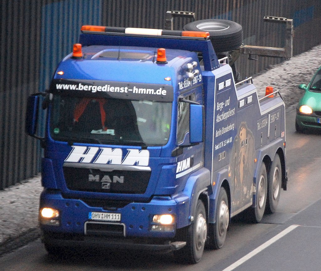 Ein MAN TGS LKW-Abschlepperder Fa. Bergedienst HMM, Berliner Stadtautobahn H�he Knobelsdorffstr. 15.01.10