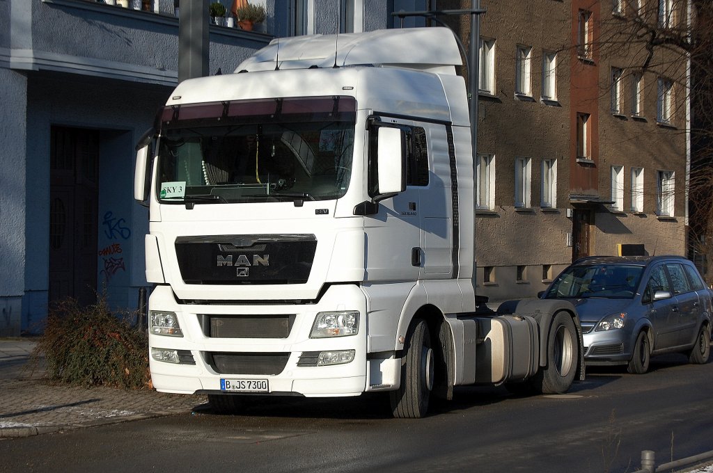 Ein MAN TGX 18.440 Zugmaschine in wei�, 22.01.11 Berlin-Pankow.
