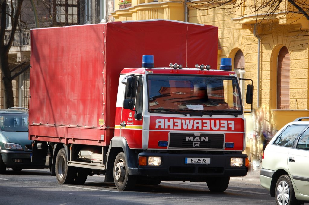 Ein MAN Transporter mit Pritschenaufbau mit Plane�berzug der Berliner Feuerwehr, 18.04.13 Berlin-Pankow.