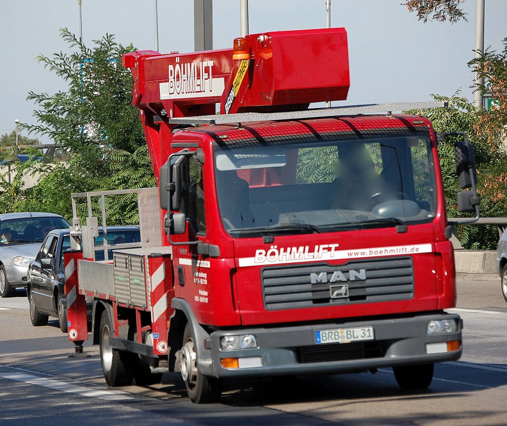 Ein MAN Typ? mit Abrbeitsb�hne der Fa. B�HMLIFT, 09.09.09 Berliner Stadtautobahn H�he Spandauer Damm Br�cke.
