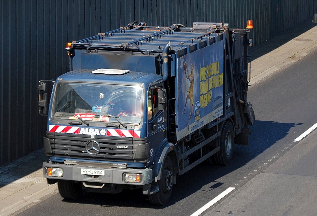 Ein MB 1824 M�llenztsorgungsfahrzeug der Recyclingfirma ALBA aus Berlin, 22.09.10 Berliner Stadtautobahna H�he Knobelsdorffstr.  