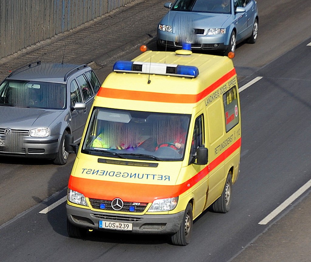 Ein MB 213 CDI RTW der Johanniter aus dem Landkreis Oder-Spree, 22.02.10 Berliner Stadtautobah H�he Kaiserdamm.