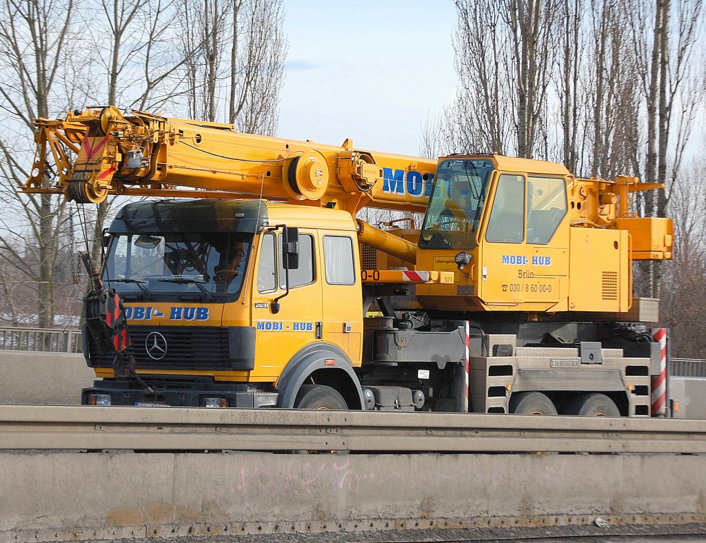 Ein MB 2631 mit LIEBHERR Kranaufsatz Typ? der Fa. MOBI-HUB, 22.02.10 Autobahnauffahrt Heinersdorf.