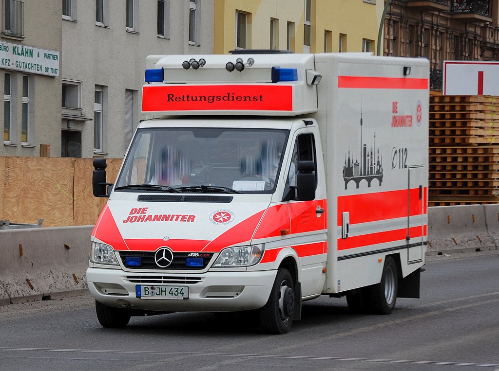 Ein MB 416 CDI Kastenmodul RTW der Berliner Johanniter, 19.03.10 Berlin-Charlottenburg. 