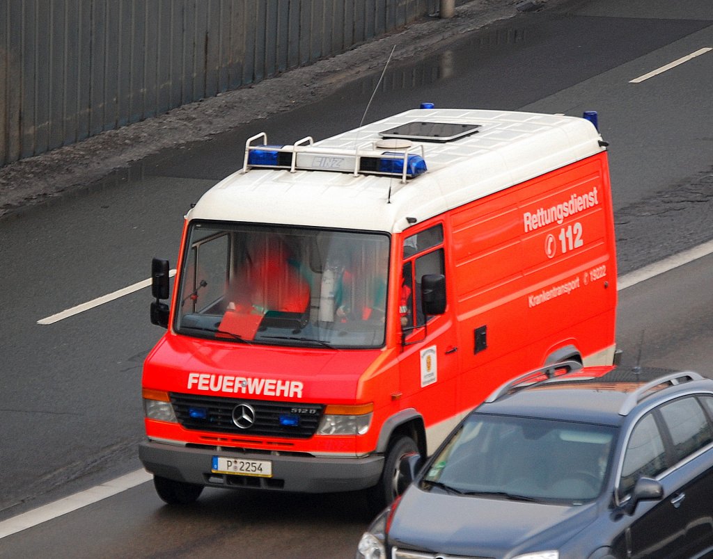 Ein MB 512 D RTW der Potsdamer Feuerwehr, 05.02.10 Berliner Stadtautobahn H�he Kaiserdamm.