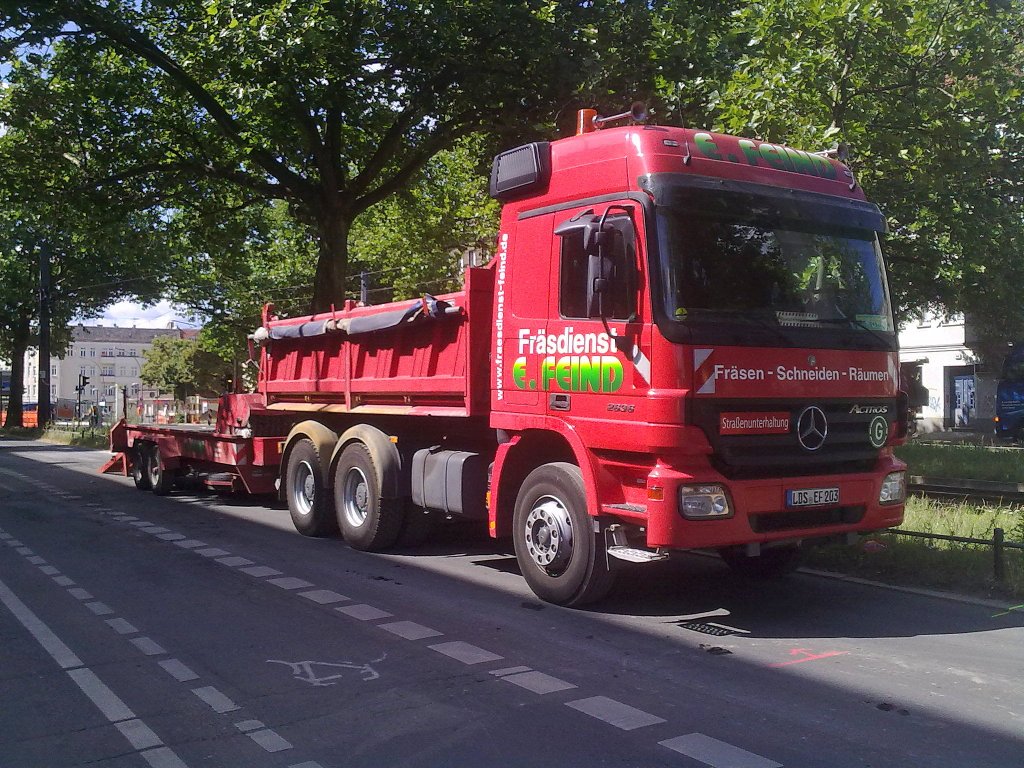 Ein MB ACTROS 2536 Baukipper + H�nger der fa. E.FEIND (Asphaltfr�sen) am 01.07.11 Berlin-Pankow.