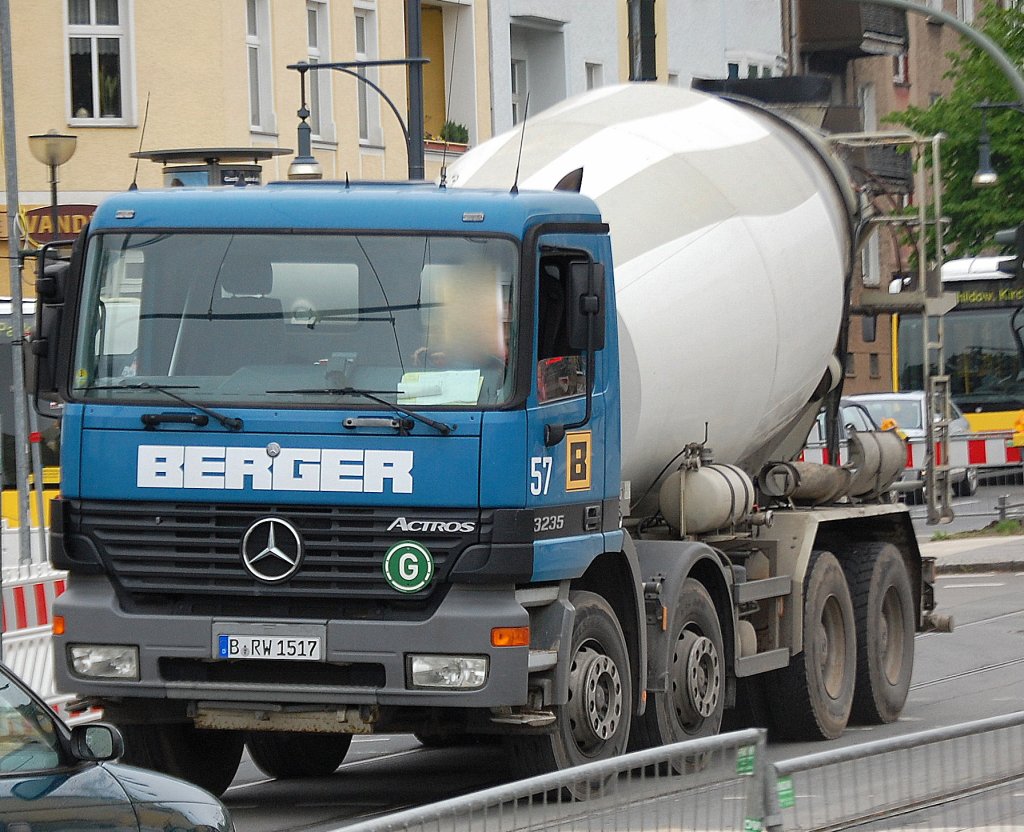 Ein MB ACTROS 3225 Betonmischfahrzeug der Fa. BERGER, 19.05.10 Spandauer Damm Br�cke. 