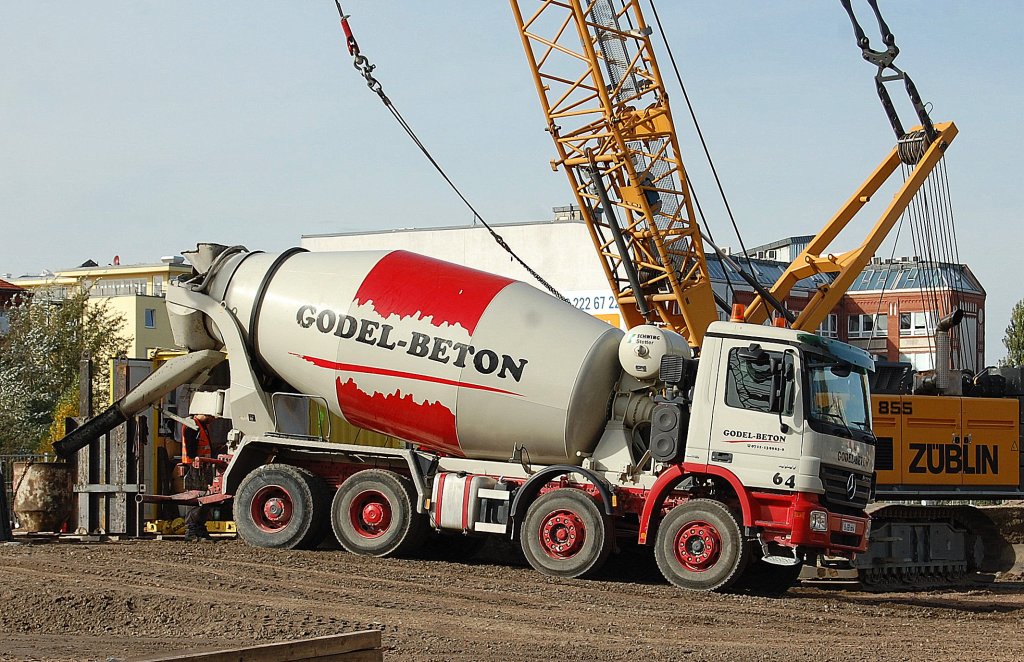 Ein MB ACTROS 4141 Betonmischer der Fa. GODEL-BETON, S-Bahn Gro�baustelle am Berliner Hbf., 17.10.12