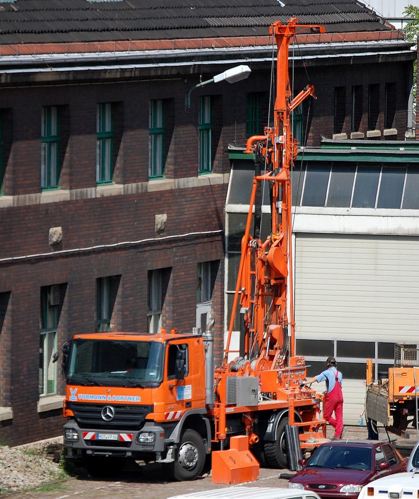 Ein MB ACTROS mit Spezialaufbau eines Bohrsystems der Fa. VORMANN & PARTNER am 19.05.09 Berliner Westhafen.