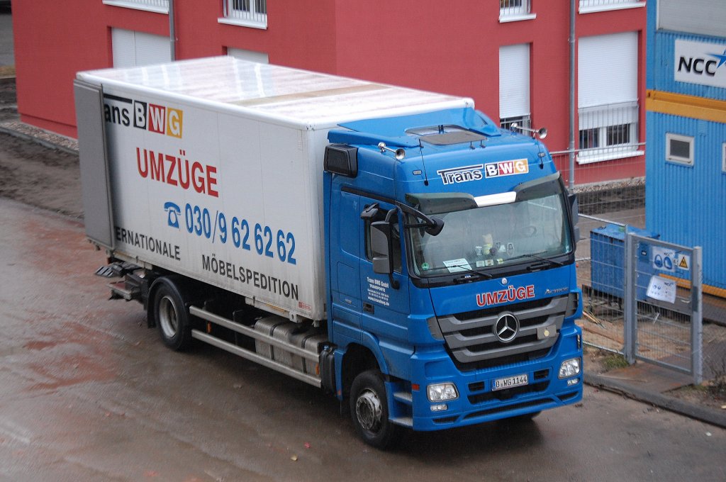Ein MB ACTROS Umzugs-LKW (Kastenaufbau) der Fa. Trans BWG, 02.01.13 Berlin-Pankow.