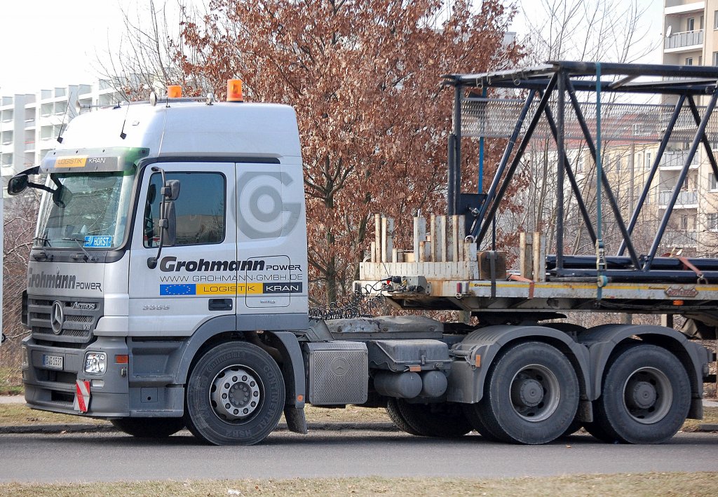 Ein MB ACTROS V8 3355 der Fa. Grohmann GmbH, 24.02.11 Berlin-Pankow.
