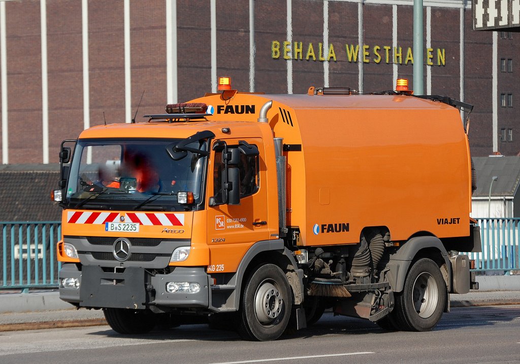 Ein MB ATEGO 1324 Stra�enkehrfahrzeug mit dem System FAUN VIAJET der Berliner Stra�enreinigung BSR (KG 235) am 22.02.12 auf der Putlitzbr�cke Berlin-Moabit.