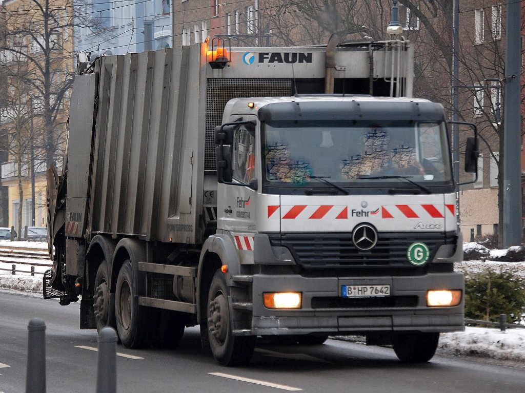 Ein MB ATEGO 528 M�llentsorgungsfahrzeug mit FAUN M�llpresse der Fa. Fehr aus Berlin, 21.01.10 Berlin-Pankow.