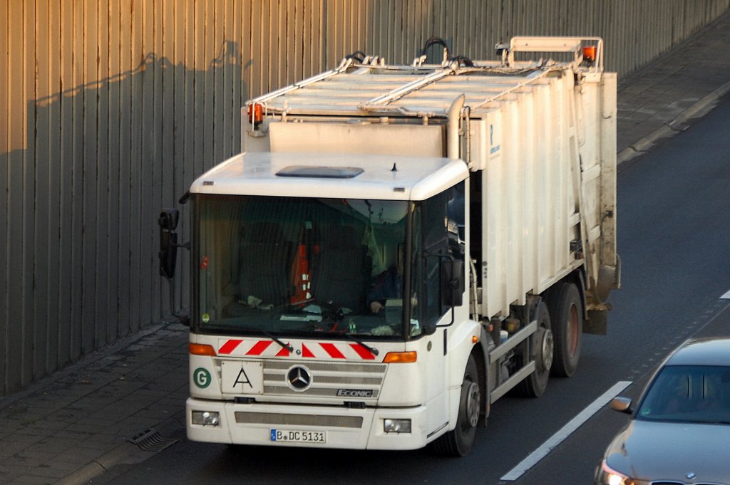 Ein MB ECONIC M�llentsorgungsfahrzeug mit Berliner Kennzeichen Fa.?, 18.10.10 Berliner Stadtautobahn H�he Knobelsdorffstr.