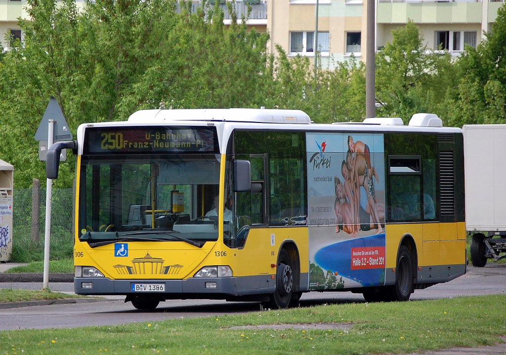 Ein MB EN 02 (Citaro) der Berliner Verkehrsbetriebe Nr.1306 auf der Linie 250 Richtung U-Bhf. Franz-Neumann-Pl (Wedding), Sommer 2009.