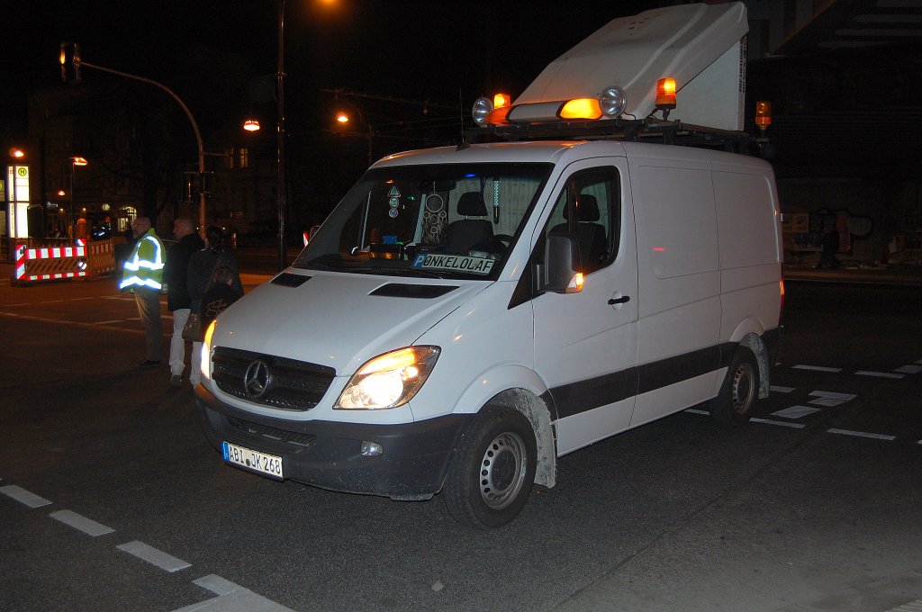 Ein MB Sprinter als Begleitfahrzeug des Schwertransports der Sped. Scheder am 26.03.12 Berlin-Pankow.