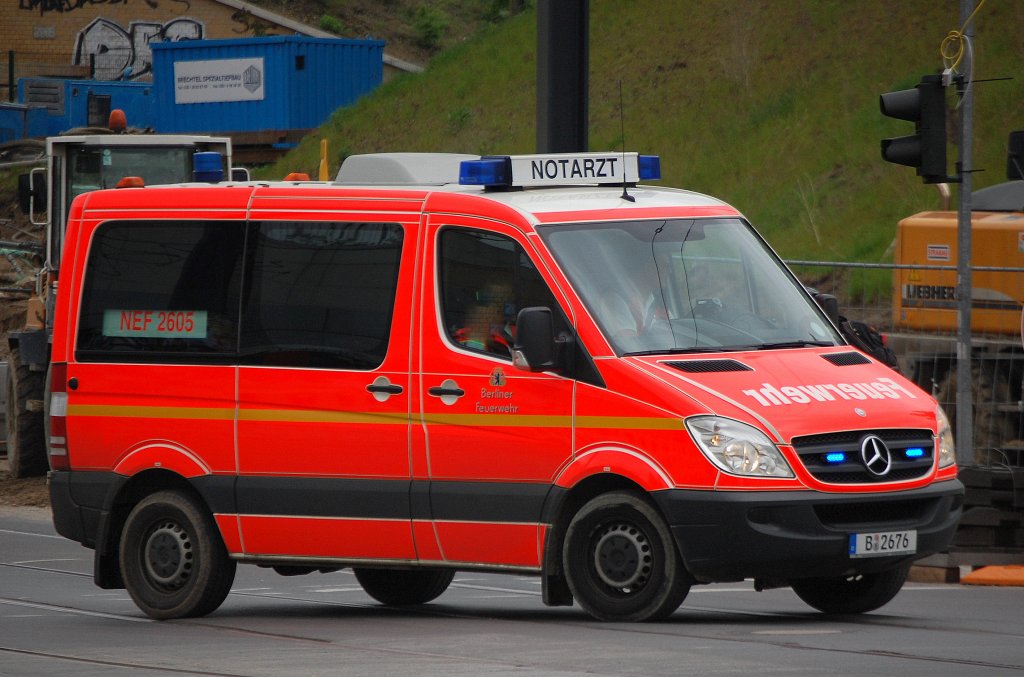 Ein MB Sprinter KA 311 CDI Notarzteinsatzfahrzeug (NEF) der Berliner Feuerwehr, 08.05.10 Berlin-Pankow.
