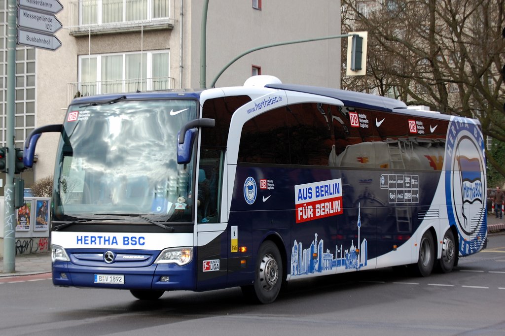 Ein MB TRAVEGO als Mannschaftsreisebus vom Berliner Fu�ballverein Hertha BSC am 27.03.09 Berlin-Knobelsdorffstr.