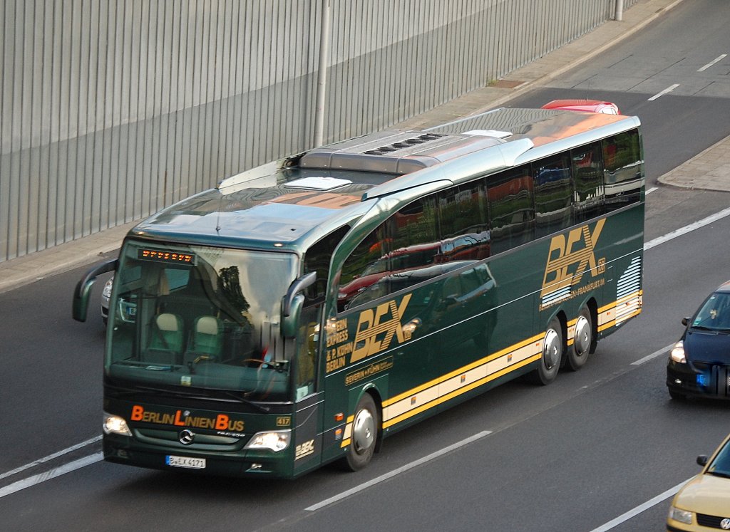 Ein MB Travego Reisebus der Fa. BEX BerlinLinienBus aus Berlin, 07.09.10 Berliner Stadtautobahn H�he Kaiserdamm.