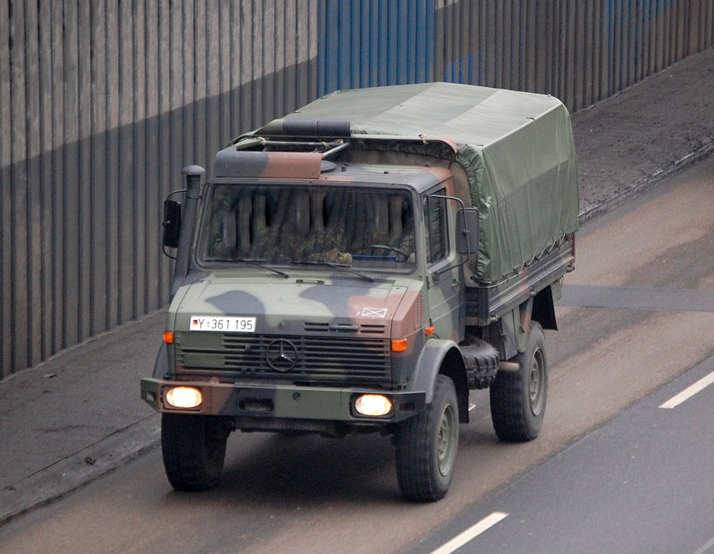 Ein MB UNIMOG LKW f�r Mannschaftstransporte der Bundeswehr, 21.01.10 Berliner Stadtautobahn H�he Knobelsdorffstr.