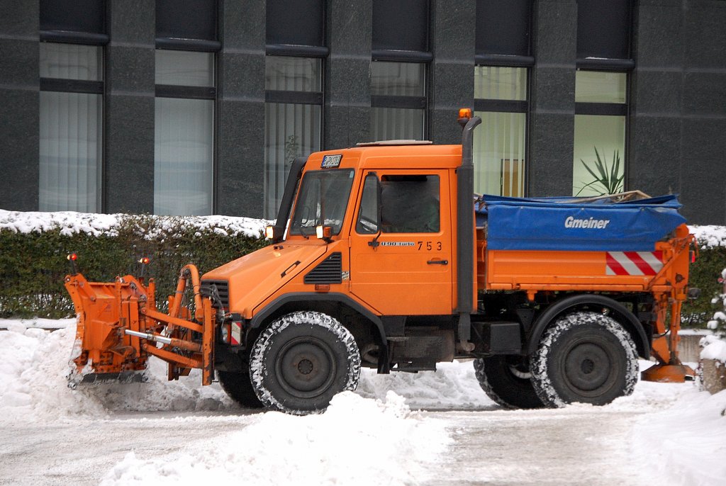 Ein MB UNIMOG U 90 turbo mit R�umschaufel und Streutrichter im Schneer�umdienst, 10.12.10 Berlin Charlottenburg.