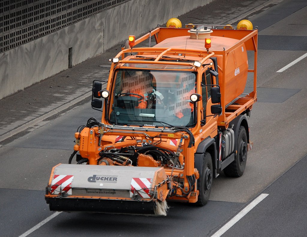 Ein MB UNIMOG U400 der Berliner Stra�enverwaltung im Kehrdienst, Berliner Stadtautobahn H�he Kaiserdamm 29.03.10